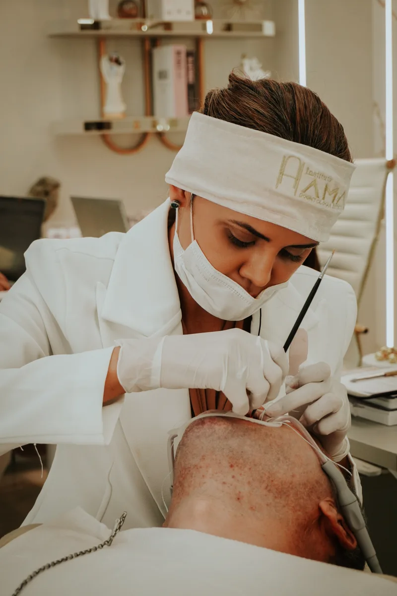 Dentista do Instituto Ama durante um procedimento de estética