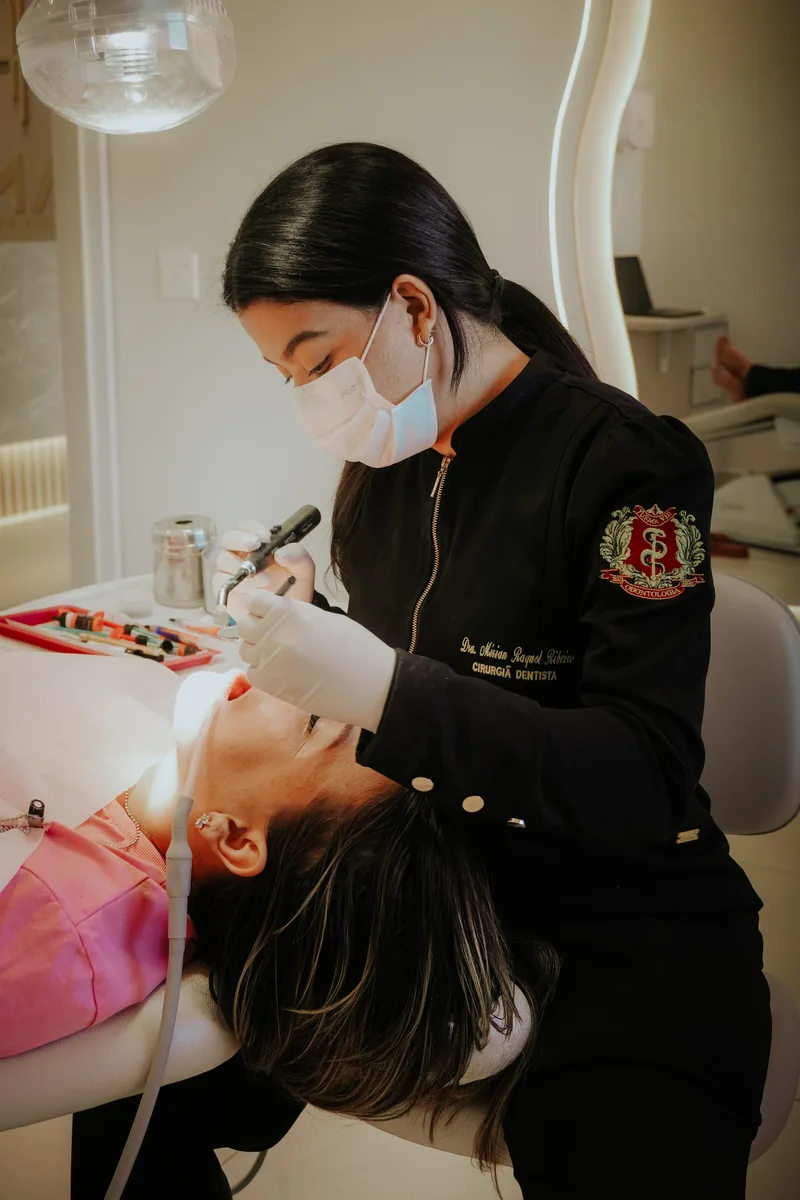 Cirurgiã-dentista do Instituto Ama em atendimento clínico